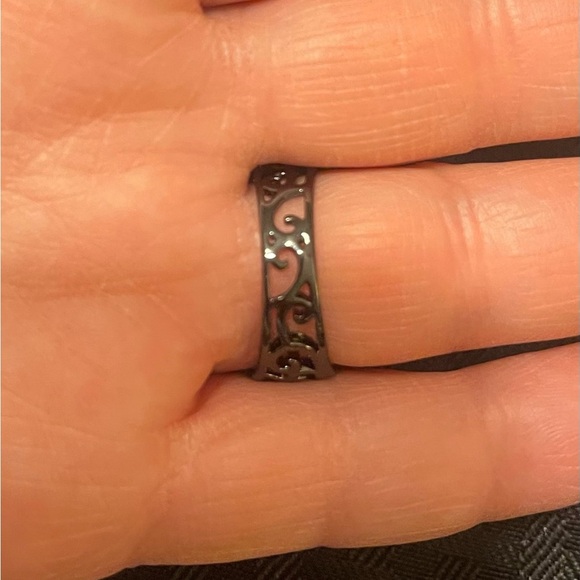 NWOT Elegant Black & Silver Crystal Floral Ring - Picture 4 of 4